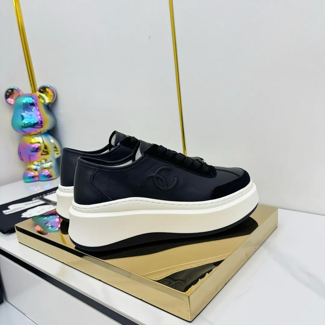 👟👟Ex-factory price 600👟👟 Upgraded version, upgraded version, upgraded version! No rebuttal accepted! ! ! ! Chanel Chanel panda shoes! 2025 counter's top casual sports shoes. This classic design; the upper is electro-embroidered with a variety of techniques; the outsole is fashionable and sporty; the unusual inclusion of a variety of color matching elements... The diversified mix and match is very good-looking and versatile, and can be used for leisure, fashion, sports, and outdoor... ꫛꫀꪝ Go➫ Materials: ❶Upper made of: original imported first-layer silk cowhide + original waterproof cloth + original first-layer cowhide ❷Inner lining: Original Yangli+Net ❸Outsole based on: Original TPU combination outsole Counter boutique packaging complete set for women 35–41 👉 👉 👉 👉 👉